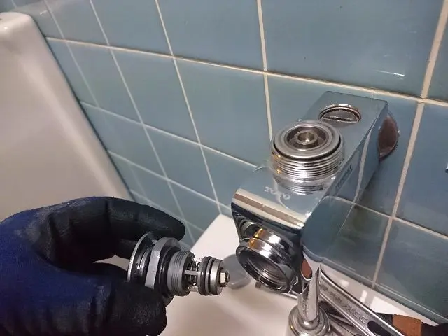 小便器フラッシュバルブ修繕 | 石黒工業所
